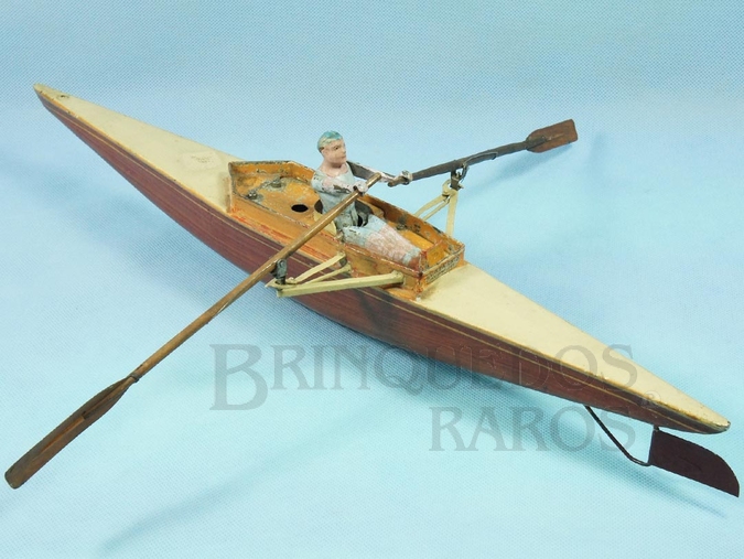 Brinquedo antigo Barco a remo com remador 52,00 cm de comprimento Fabricante não identificado utiliza lata metal e madeira Seu motor à corda movimenta o remador e os remos movendo o barco na água Década de 1920 