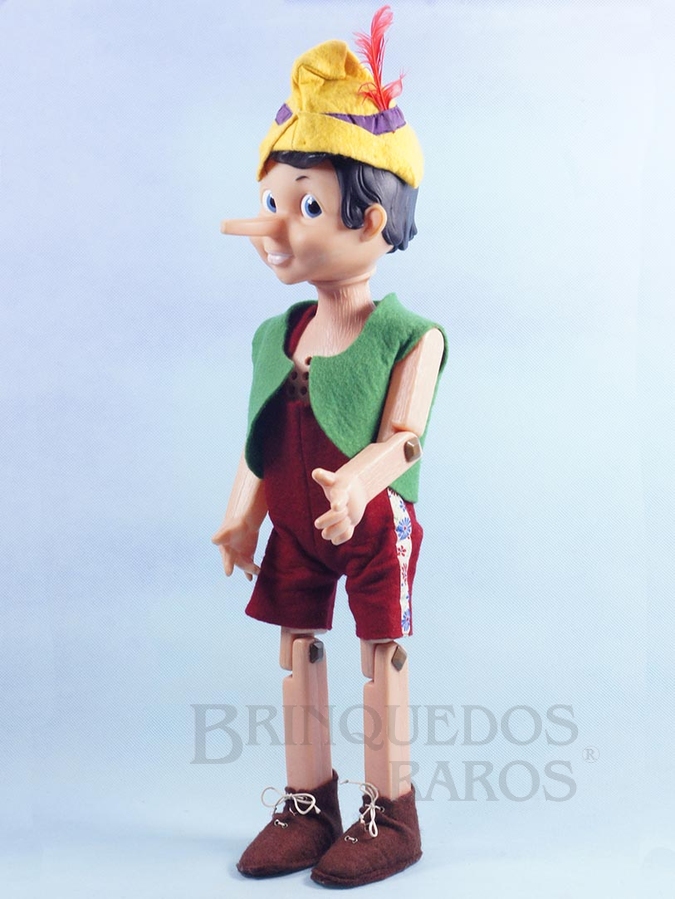 Brinquedo antigo Boneco Pinóquio com 55,00 cm de altura Fabricado pela Atma Brasil. Corpo articulado em plástico assoprado de excelente qualidade e cabeça de Vinil. Apresenta dispositivo de fala à pilha e roupas de feltro Década de 1960