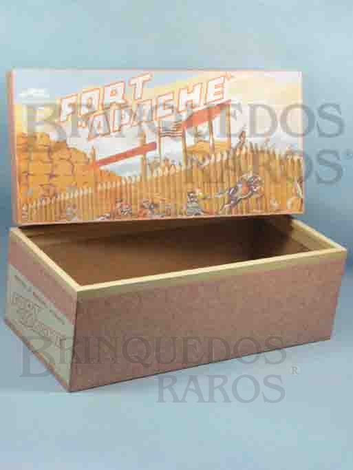 Brinquedo antigo Caixa do Conjunto Fort Apache da Casablanca primeira caixa de Forte Apache Patente ainda requerida Reforço de madeira nas bordas Trabalho assinado Studio Leal de Nelson Reis Ano 1964 