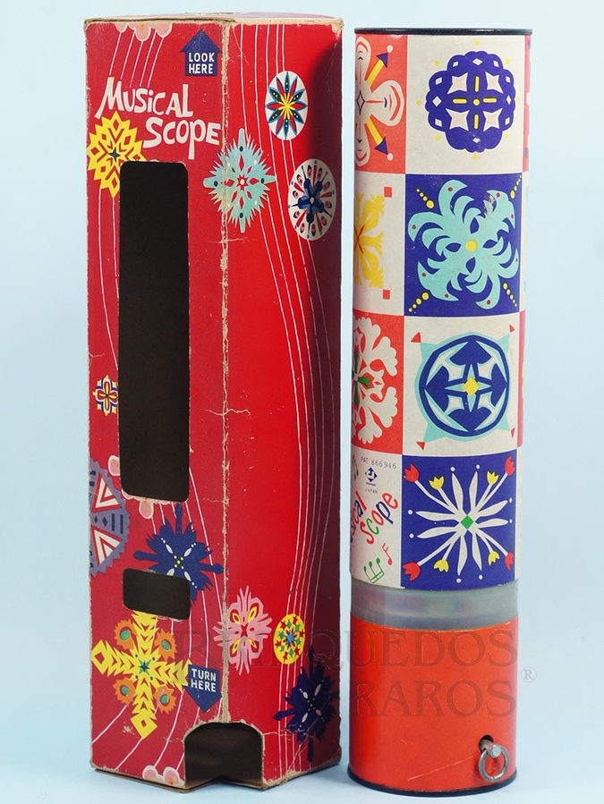 Brinquedo antigo Caleidoscópio Musical Scope com 33,00 cm de altura e 8,00 cm de diâmetro Movimento à corda Melodia Around The World Década de 1970