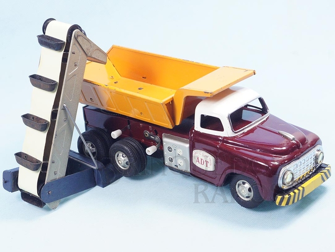 Brinquedo antigo Caminhão Basculante Automatc Dump Truck com 33,00 cm de comprimento fabricado no Japão pela Alps no final da Década de 1960. Movido à pilha, apresenta os seguintes movimentos; anda para frente em curva ou linha reta, a caçamba articula e gira 360 graus. Acompanha uma esteira transportadora movida pelas rodas traseiras do Caminhão. Tempo de restauro, desde o primeiro contato; 12 meses