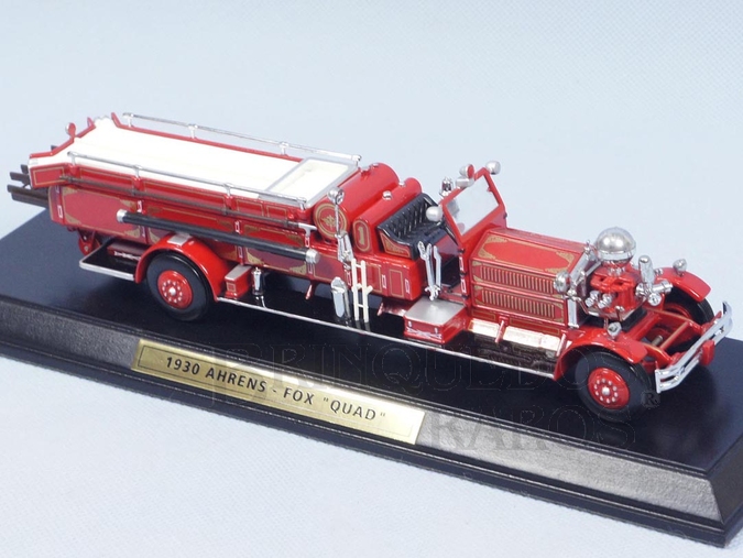 Brinquedo antigo Caminhão de Bombeiros 1930 Ahrens-Fox Quad Engine Yesteryear com 25,00 cm Escadas Destacáveis Acompanha Base de Madeira