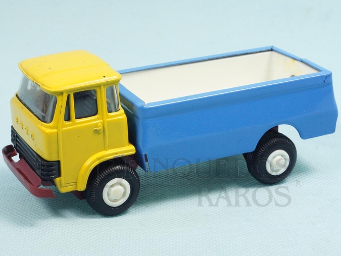 Brinquedo antigo Caminhão Ebro D550 com 13,00 cm de comprimento Cabine de metal basculante Chassi de aço Década de 1970