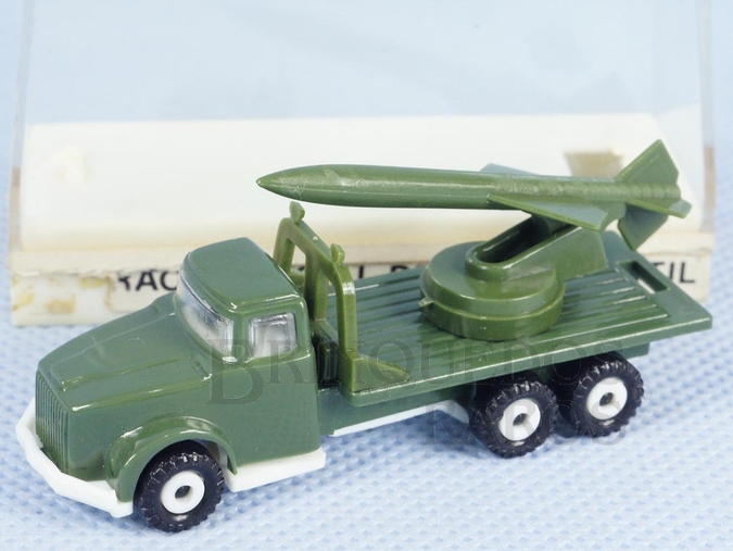 Brinquedo antigo Caminhão Militar com foguete 6,5 cm de comprimento Década de 1990