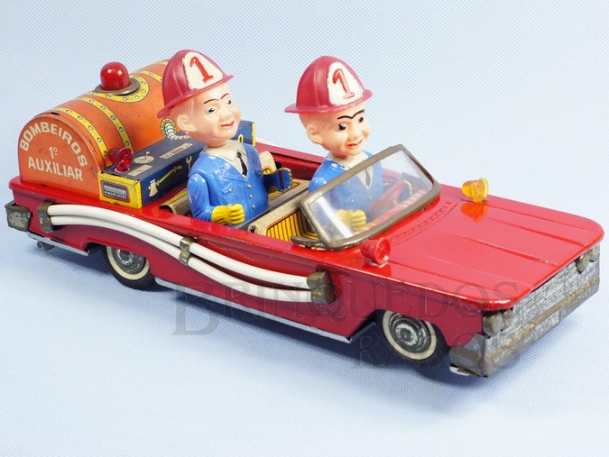 Brinquedo antigo Carro de Bombeiro com dois bonecos 30,00 cm de comprimento Década de 1970