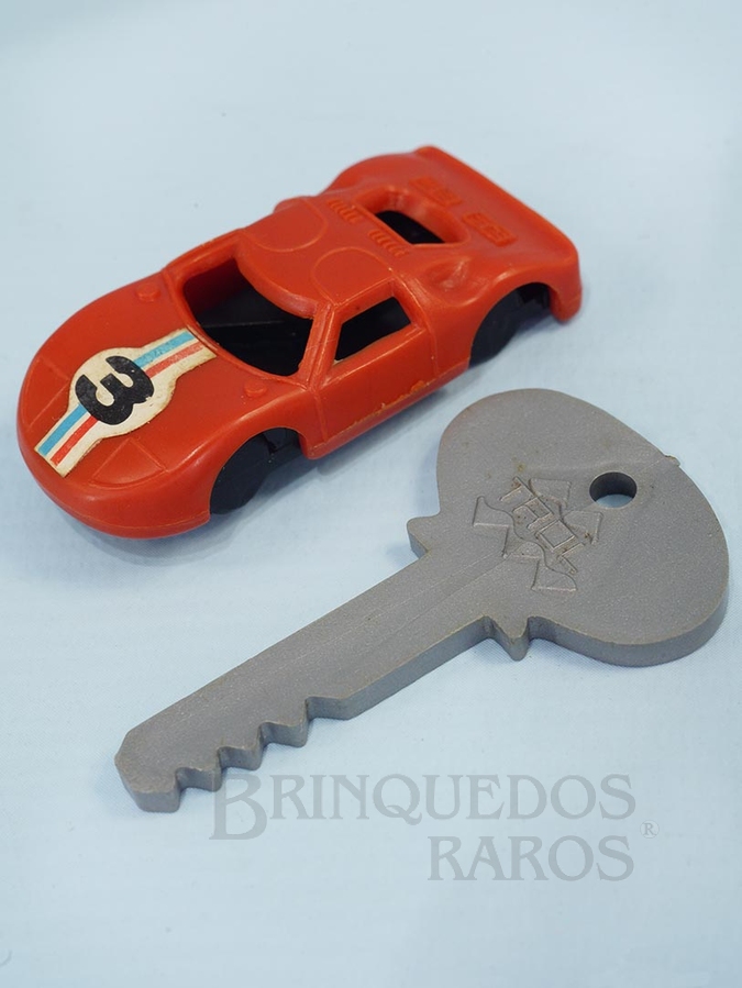 Brinquedo antigo Carro Ford GT e chave de contato para Piloto Campeão Década de 1980