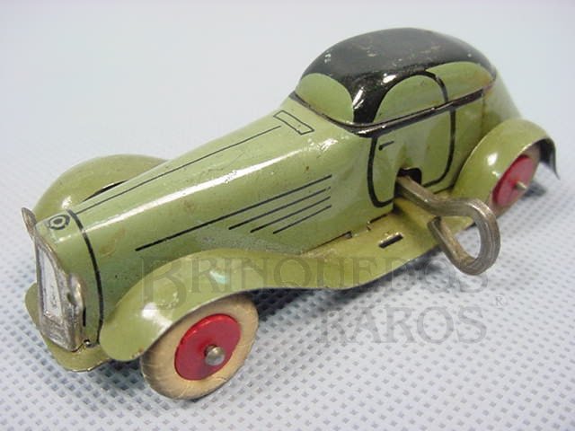 Brinquedo antigo Carro Sedan com 10,00 cm de comprimento Fabricado pela Lindstrom USA em lata lithografada Apresenta motor à corda Década de 1930
