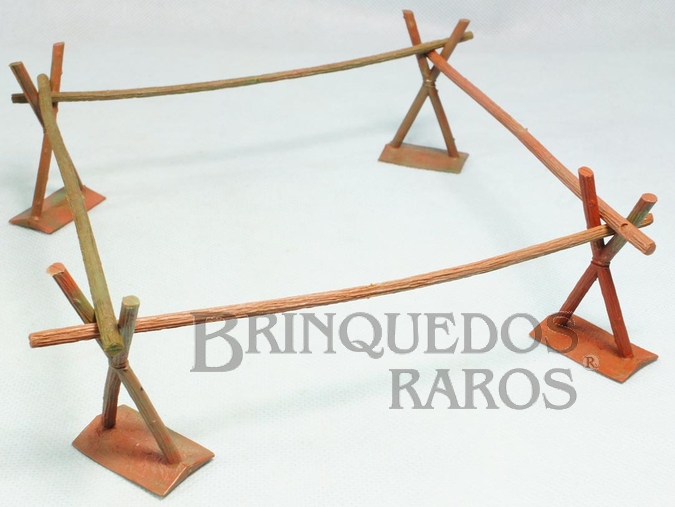 Brinquedo antigo Cercado para amarrar Cavalos completo com 8 peças Série Acampamento Apache Casablanca Década de 1960
