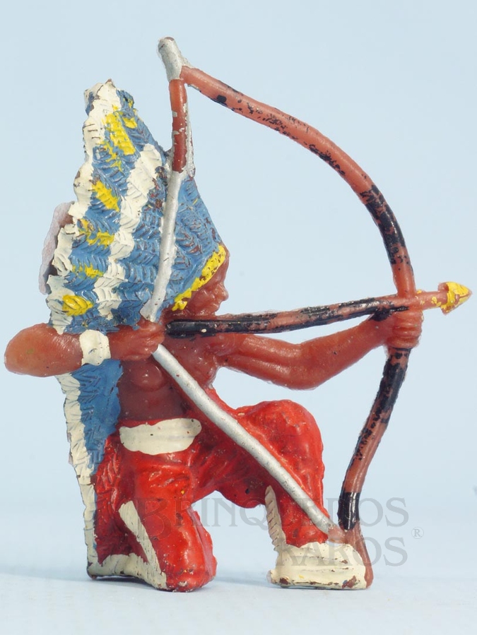 Brinquedo antigo Chefe índio ajoelhado atirando com arco Chefe Flexa Certeira Numerado 133 Década de 1960