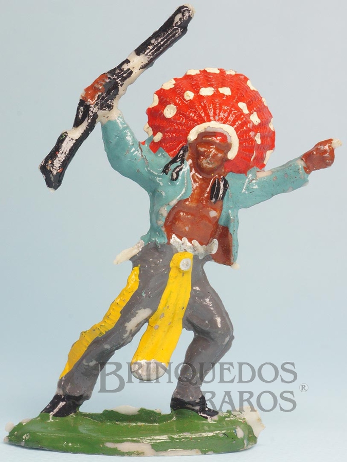 Brinquedo antigo Chefe índio avançando com rifle de plástico branco pintado Casablanca Década de 1960