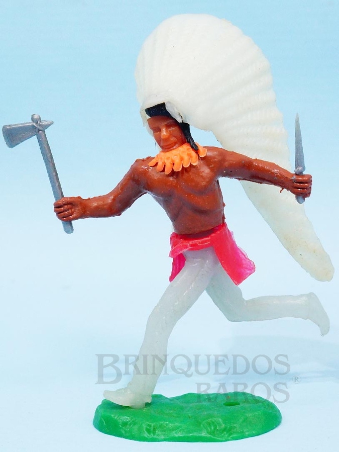 Brinquedo antigo Chefe Índio correndo com machado e faca Década de 1980




