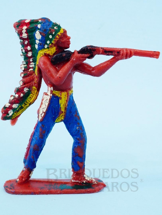 Brinquedo antigo Chefe índio de pé atirando com rifle Casablanca Década de 1960