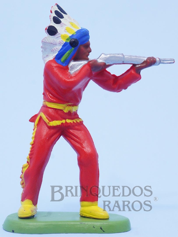 Brinquedo antigo Chefe índio de pé atirando com rifle Década de 1970