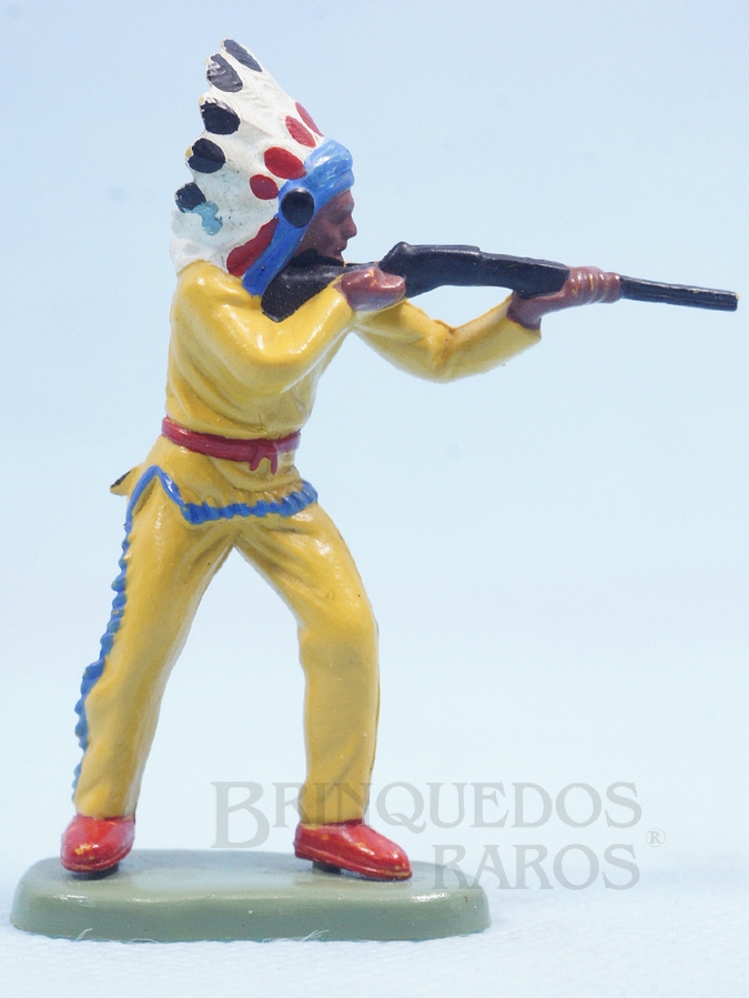 Brinquedo antigo Chefe índio de pé atirando com rifle Década de 1970