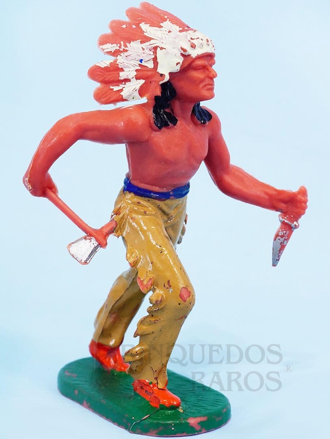 Brinquedo antigo Chefe Índio de pé com Faca e Machado Década de 1970





