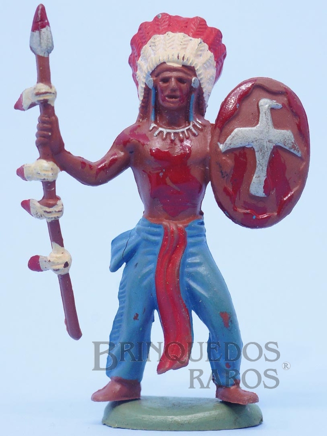 Brinquedo antigo Chefe índio de pé com lança e escudo Década de 1970