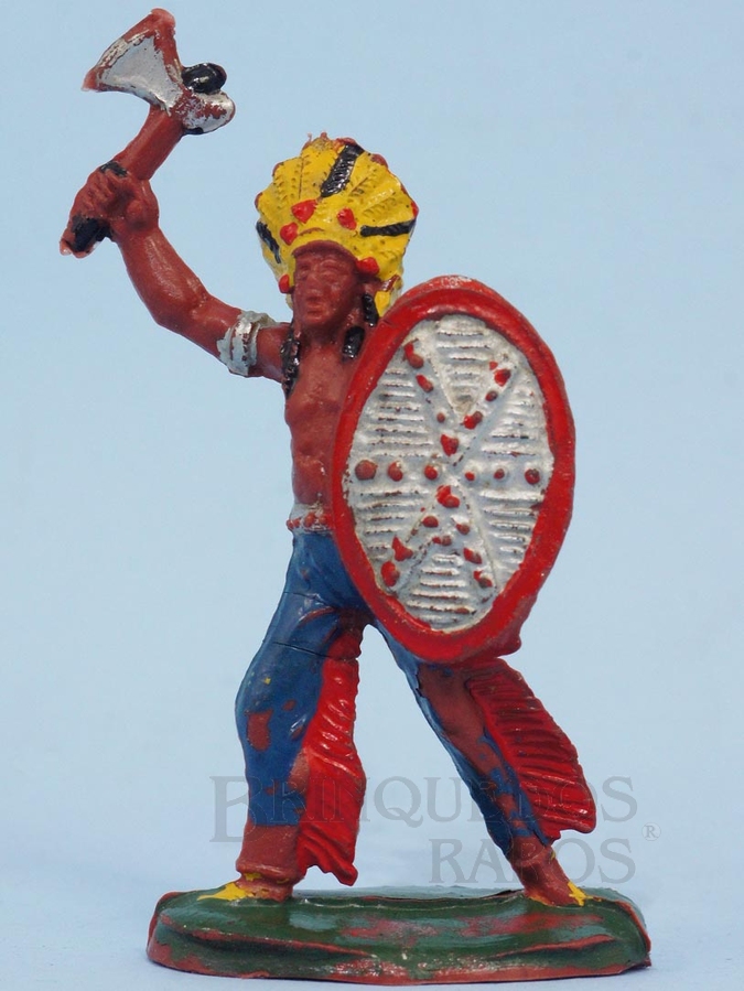 Brinquedo antigo Chefe índio de pé com Machado e Escudo Casablanca Década de 1960