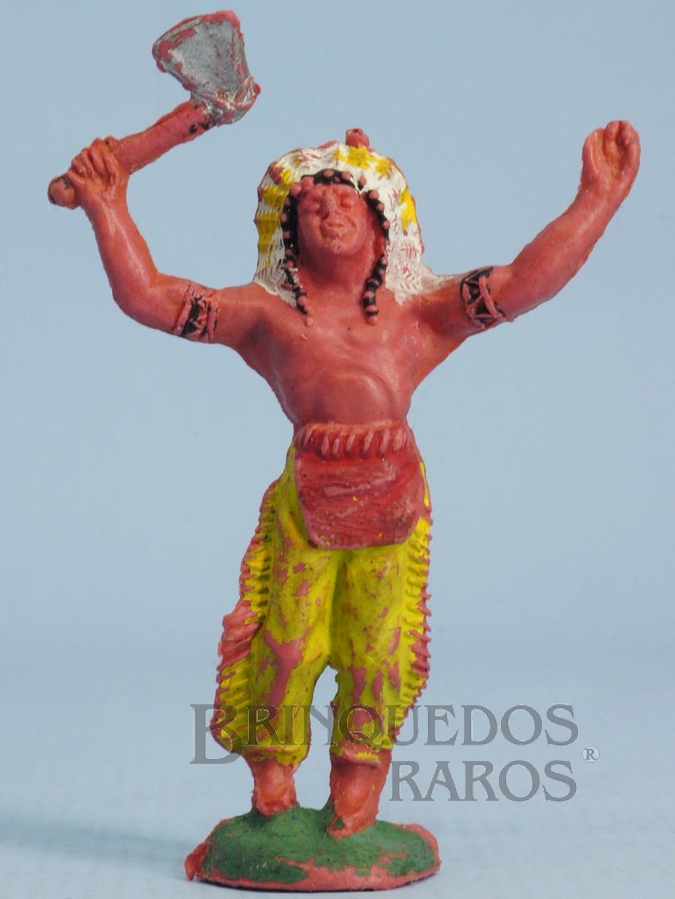 Brinquedo antigo Chefe índio de pé com machado Gulliver numerado 17 com Bracelete Década de 1970
