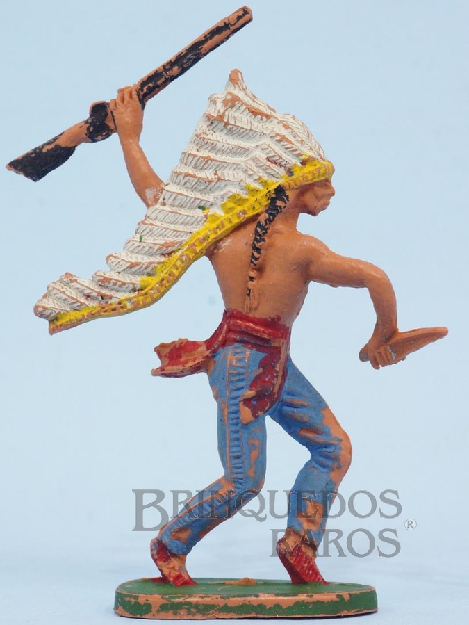 Brinquedo antigo Chefe índio de pé com rifle e faca Gulliver Década de 1970