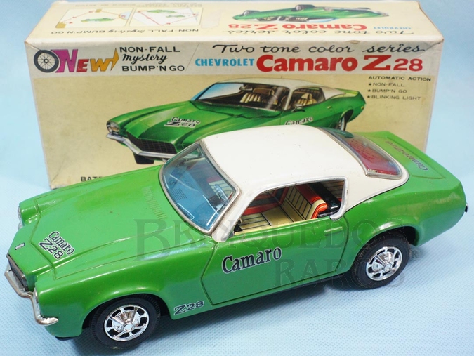 Brinquedo antigo Chevrolet Camaro Z28 verde e branco Sistema Não Cai da Mesa 26,00 cm de comprimento Década de 1970