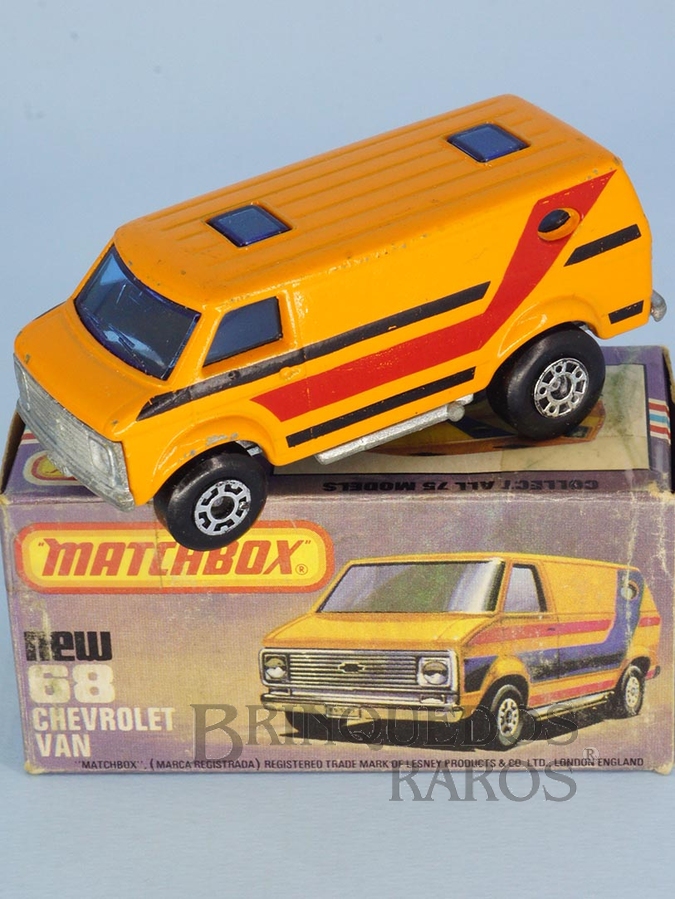 Brinquedo antigo Chevy Van Superfast amarela com faixa vermelha