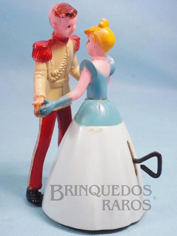 Brinquedo antigo Cinderela dançando com o Príncipe 13,00 cm de altura Década de 1960 