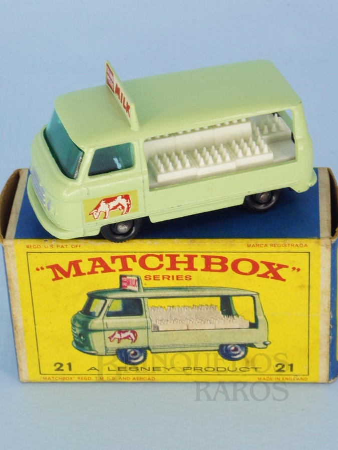 Brinquedo antigo Commer Milk Float black plastic Regular Wheels Cow decal