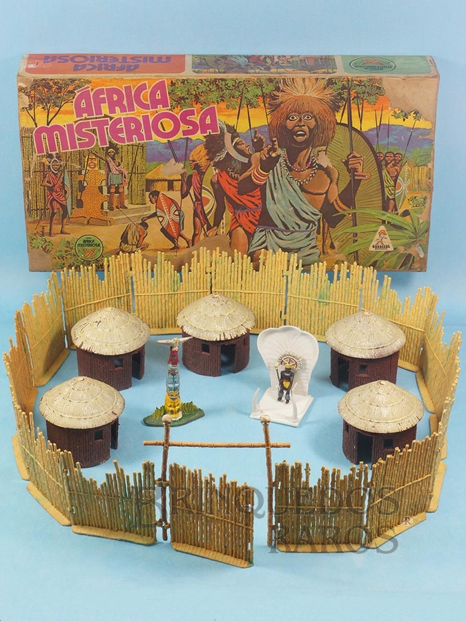 Brinquedo antigo Conjunto Africa Misteriosa primeira versão Paliçada bege com encaixes perfeitos Cinco cabanas Trono com Rei e Totem 100% original Perfeito estado tampa da caixa restaurada Ano 1978