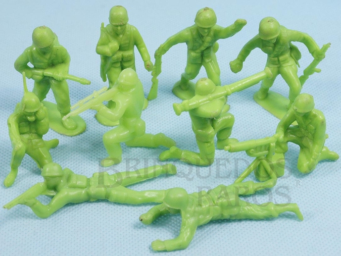 Brinquedo antigo Conjunto com 10 Soldados de plástico verde claro Década de 1960
