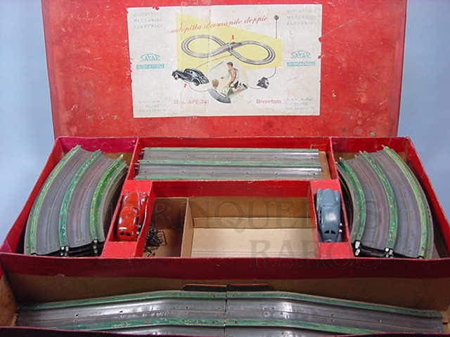Brinquedo antigo Conjunto com pista de lata em formato de  oito e dois carros de metal fundido produzido pela fábrica Safar na Itália Apresenta carros na escala 1:32 com motor elétrico Corrente Alternada Década de 1930 
