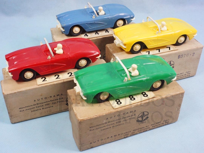 Brinquedo antigo Conjunto Completo com 4 carros Corvette Perfeito estado de conservação Decalcomanias originais ainda por colar Licença Gilbert Co. Ano 1963
  