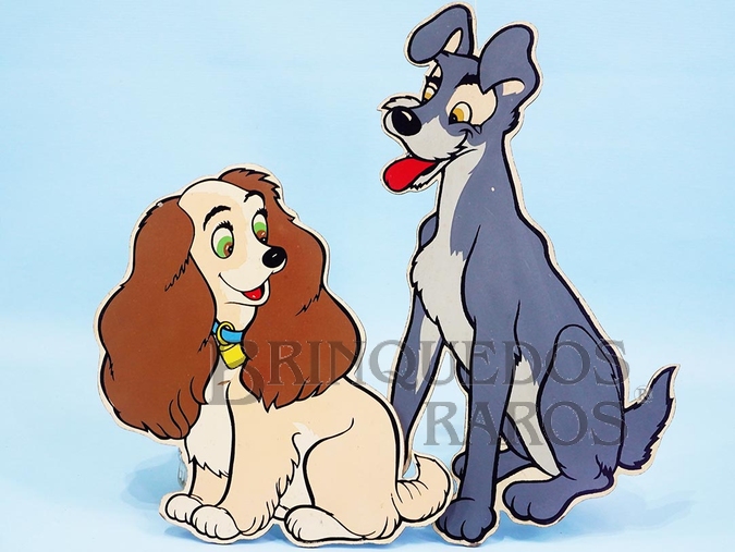 Brinquedo antigo Conjunto completo de Enfeites de parede com dois Personagens da História A Dama e o Vagabundo impressão manual em Duratex sob Licença Walt Disney Década de 1960