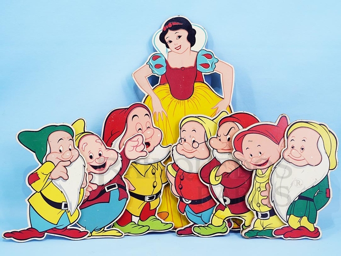 Brinquedo antigo Conjunto completo de Enfeites de parede com oito Personagens da História Branca de Neve e os Sete Anões impressão manual em Duratex sob Licença Walt Disney Década de 1960