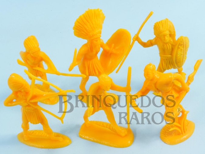 Brinquedo antigo Conjunto completo em plástico amarelo com 5 Figuras de Nativos Africanos e um Caçador cópia Gulliver Década de 1990