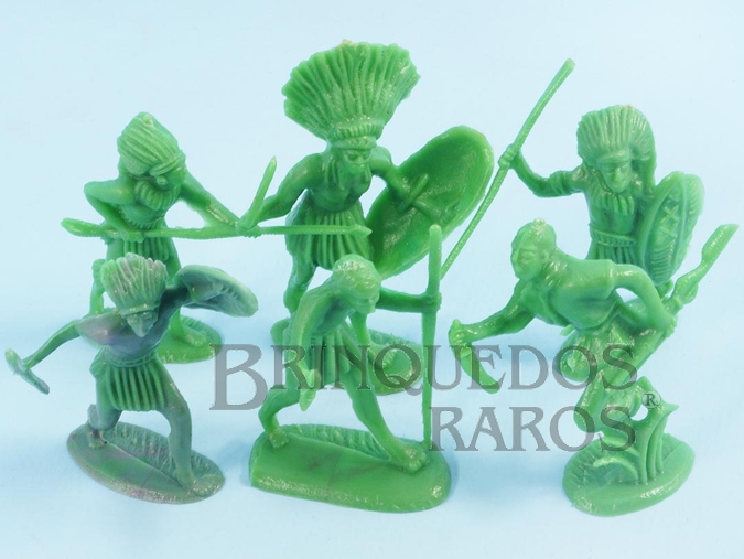 Brinquedo antigo Conjunto completo em plástico verde com 5 Figuras de Nativos Africanos e um Caçador cópia Gulliver Década de 1990