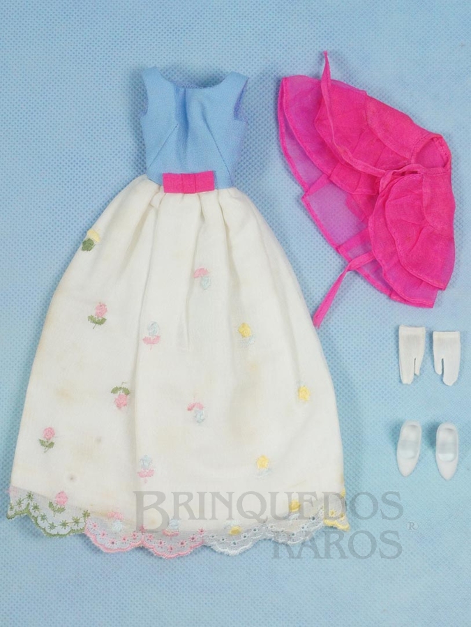 Brinquedo antigo Conjunto completo First Formal com 4 itens Destaque para o vestido com delicadas Rosas bordadas a mão Anos 1966 a 1967