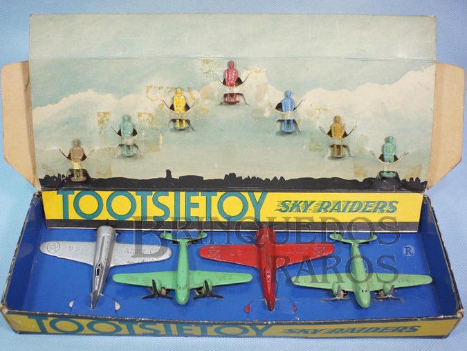 Brinquedo antigo Conjunto Completo Sky Raiders com 4 aviões e 7 Pilotos Década de 1940
