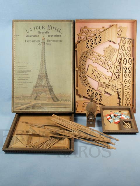 Brinquedo antigo Conjunto de montar uma Torre Eiffel com 120,00 cm de altura La Tour Eiffel. Fabricado em papelão resinado com parte superior em madeira trabalhada Esse conjunto pertenceu ao ator Paul Newman Collection Item Ano 1889