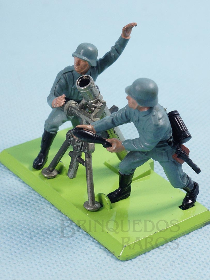 Brinquedo antigo Conjunto de Morteiro e dois Soldados alemães Série Deetail com Base de metal Década de 1960