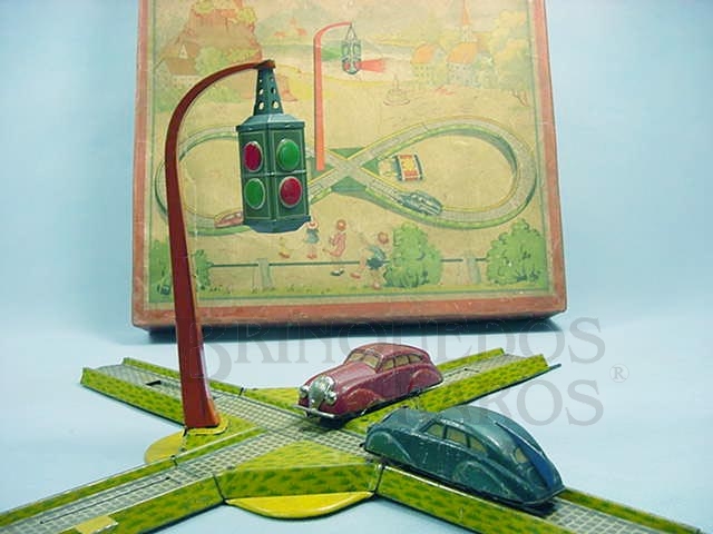 Brinquedo antigo Conjunto de Pista em oito com Cruzamento em Nível dois Carros na Escala 1:43 movidos à corda e Semáforo com iluminação à bateria Fabricante alemão não identificado Apresenta a respectiva Caixa Original Década de 1930