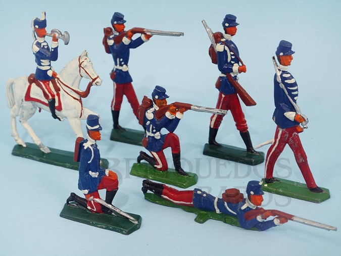 Brinquedo antigo Conjunto de sete Soldados em batalha Uniformes azul e vermelho Semi-Flat forma Schneider