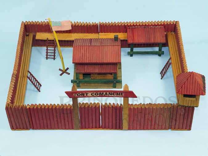 Brinquedo antigo Conjunto Fort Apache Forte Comanche 100% Original faltam 3 Guaritas Sem figuras Base medindo 60,00 x 45,00 cm Encaixes por cunhas de madeira e fecho de metal Década de 1960