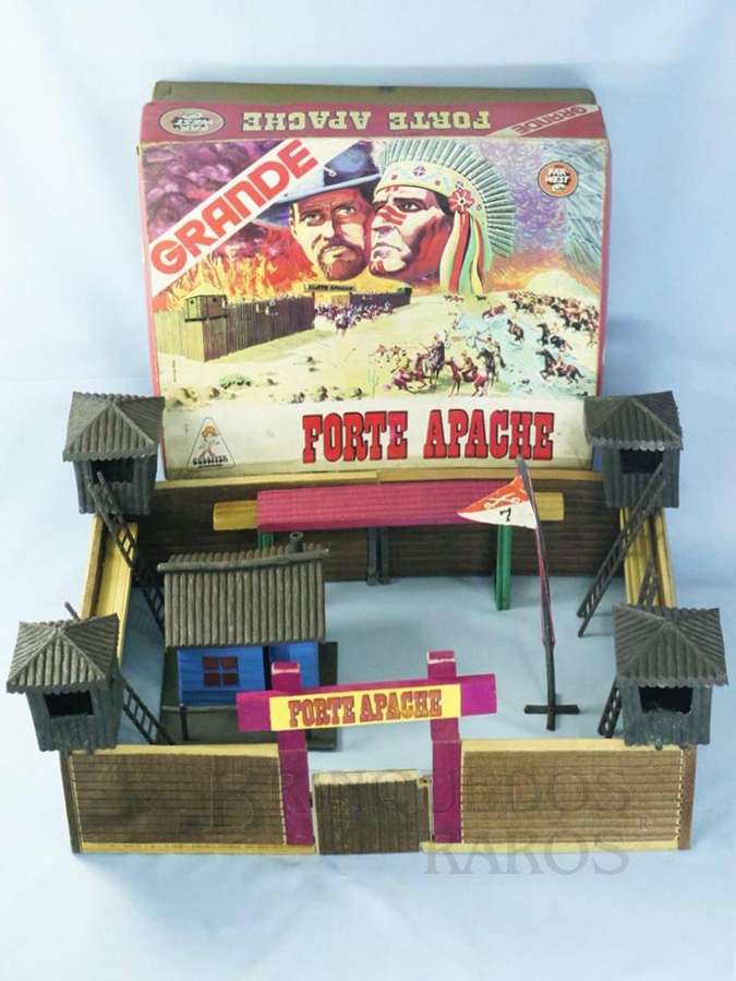 Brinquedo antigo Conjunto Fort Apache Grande Forte Apache medindo 56,00 x 40,00 cm de base Perfeito estado 100% original Completo sem figuras Casa de plástico assoprado Paliçada montada em duas metades Ano 1977



