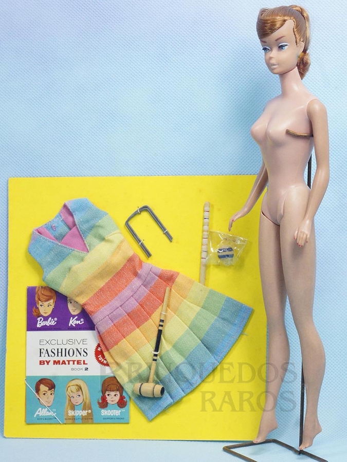 Brinquedo antigo Conjunto Fun`n Games 1965. Os Conjuntos eram vendidos em caixas de papelão com uma Cartela em que as roupas e acessórios vinham presas com linhas de algodão. Esse Conjunto é muito raro não apenas porque não foi tirado de sua Cartela como também pelas peças do Jogo de Cricket que, por serem muito pequenas, se perdem com facilidade.
