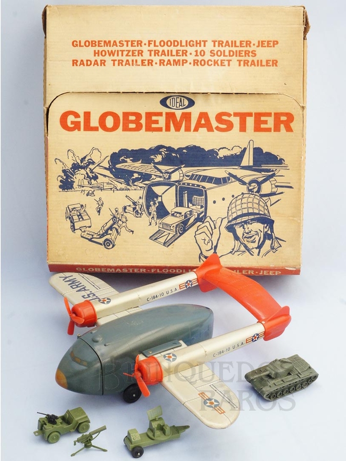 Brinquedo antigo Conjunto Globemaster com Avião Bimotor Fairchild C-119 Transporte de Tropas C-184-10 de 56,00 cm de envergadura Acompanha Jeep Tanque de Guerra Metralhadora e Radar ano 1963