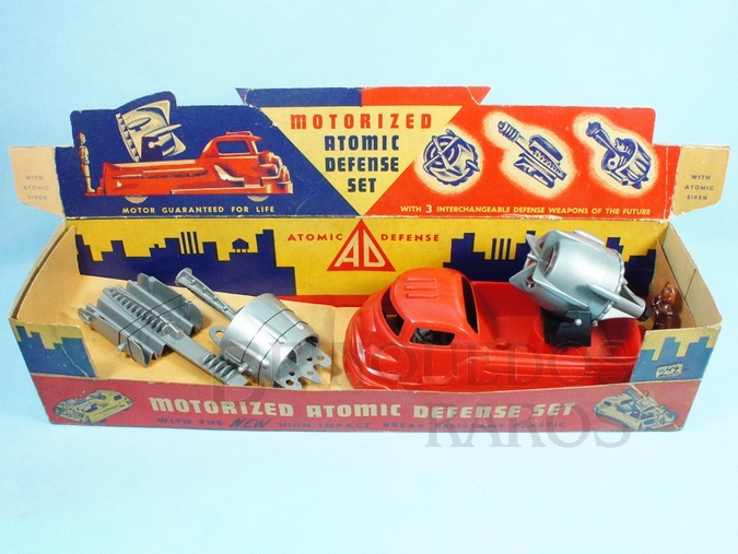 Brinquedo antigo Conjunto Motorized Atomic Defence Set com Caminhão e três Armas intercambiáveis 24,00 cm de comprimento Produzido pela Fábrica Archer Plastics nos Estados Unidos em plástico rígido Apresenta Caixa Original em forma de Expositor com Motor à fricção e Escala 1:24 Década de 1950
