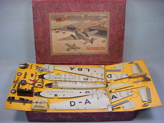 Brinquedo antigo Conjunto para montar um avião Junkers JU52 com 56,00 cm de envergadura Flugzeugbaukasten fabricado pela Marklin Alemanha em chapa de aço com montagem por parafusos Versão com um motor à corda Apresenta todos os movimentos de um Avião de verdade com rigorosa escala 1:48 Datado 1937

