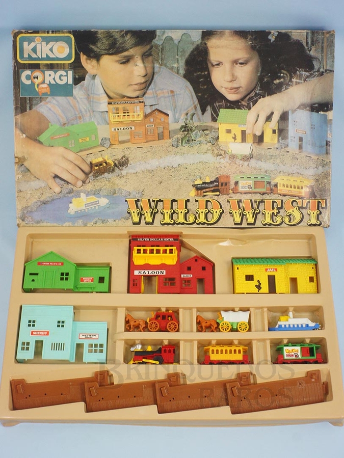 Brinquedo antigo Conjunto Wild West Set com Locomotiva dois Vagões Barco Diligência Carroção e Cenário Brazilian Corgi Jr Kiko Década de 1980