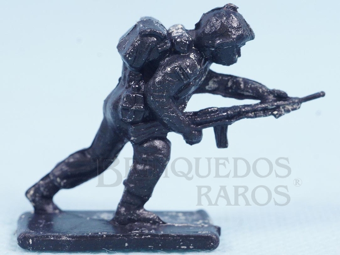Brinquedo antigo Cópia de segunda linha do Soldado avançando com Fuzil injetado na cor preta