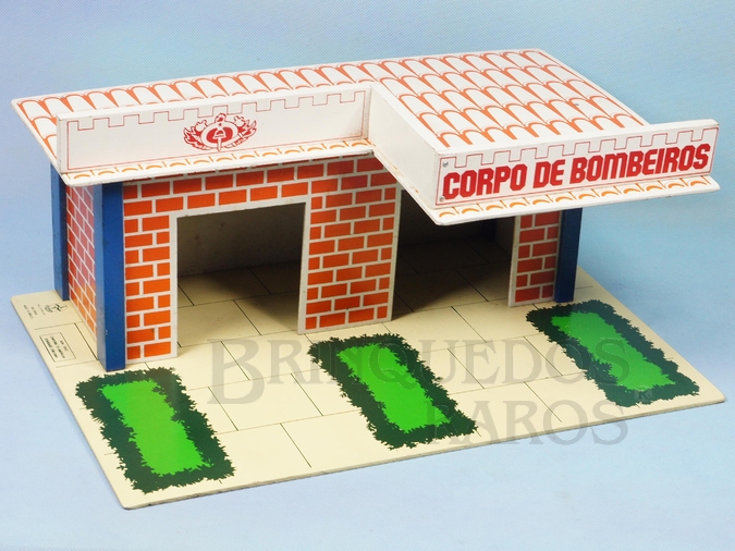 Brinquedo antigo Corpo de Bombeiros com base medindo 43,00 x 30,00 cm Ano 1979